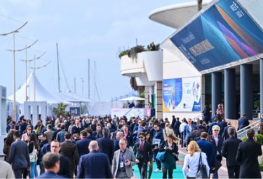 Des personnes marchant en plein air au MIPIM